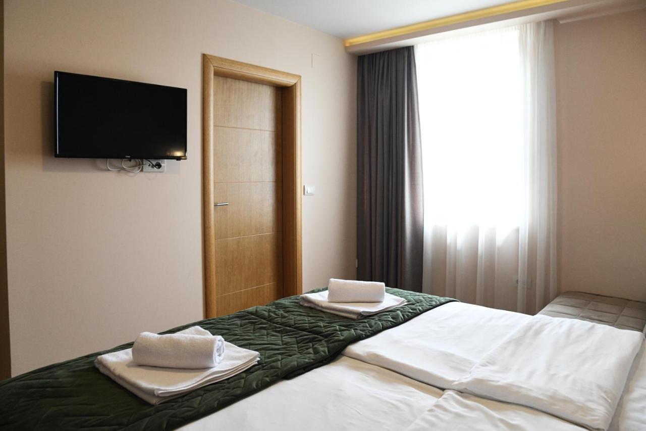 Hotel Garden Novi Sad Esterno foto